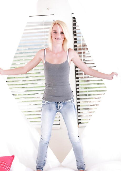 Excellent american blond teen Sammie Daniels in tight jeans shows her butt 